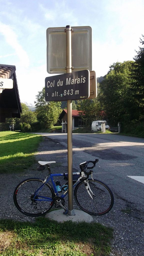 Le panneau du Col du Marais indique 843 m mais son point géographique est un poil plus bas à 833 m.
