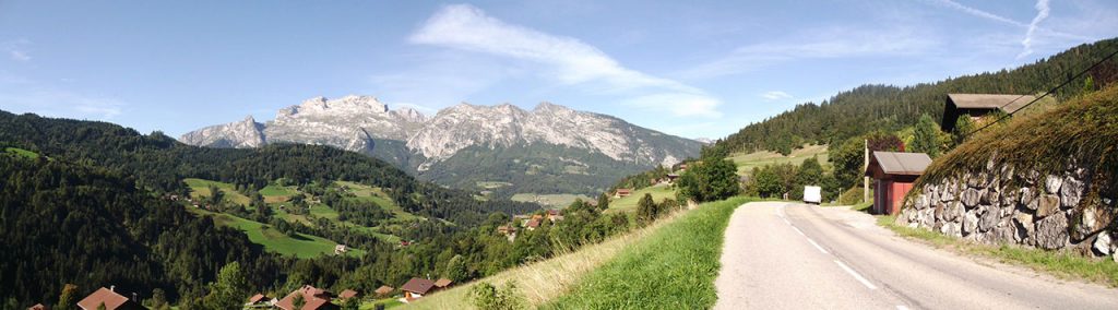 Panorama sur la Tournette dans l'ascension du Col de la Croix Fry.